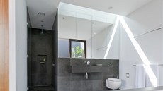 Souástí koupelnového prostoru je i stylový sprchový kout s deovou hlavicí. 
