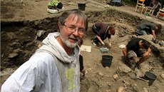 Archeolog Jaromír Bene v kostýmu husitského duchovního na pohebitm kolem