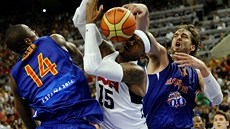 MEZI DVMA V̎EMI. Americký basketbalista Carmelo Anthony uvízl mezi