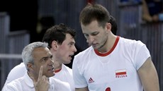 Trenér polských volejbalist Andrea Anastasi domlouvá Bartoszi Kurekovi.
