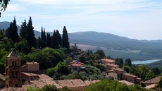 Moustiers-Sainte-Marie. Tak vypadá typické msteko v Provence.