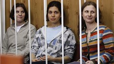 Nadda Tolokonnikovová, Maria Aljochinová a Jekatrina Samuceviová ekají za