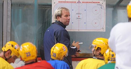 Trenér zlínských hokejist Rostislav Vlach udílí pokyny svým svencm.
