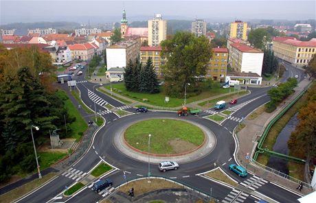 Na kruhovém objezdu se bliká smrovkou a na výjezdu.