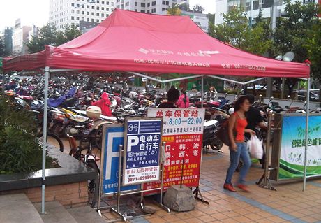 Parkovit motorek v Kunmingu. na, (ervenec 2012)