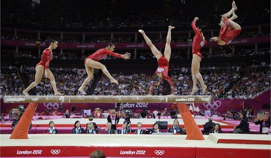 FÁZE. Americká gymnastka Alexandra Raismanová cvií na kladin. 
