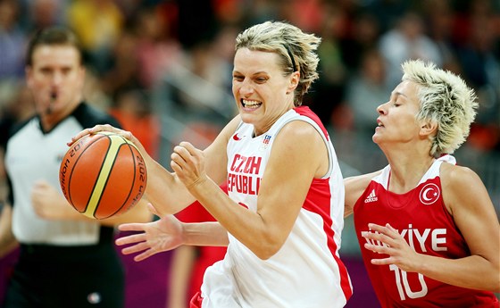 Basketbalistka Hana Horáková uniká Isil Albenové z Turecka. (30. ervence 2012) 