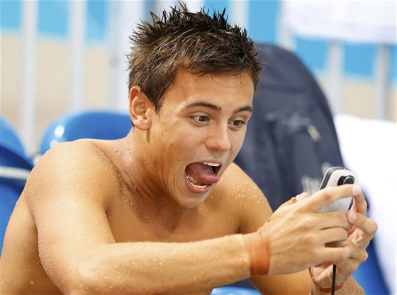 NEPÍJEMNÉ PEKVAPENÍ. Kdy Tom Daley koukal po olympijském závod do mobilního telefonu, jet se smál. Ale pozdji...