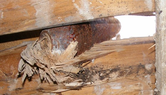 Nevybuchlý sovtský granát zstal 67 let ve stee domu v Dobroslavích na...