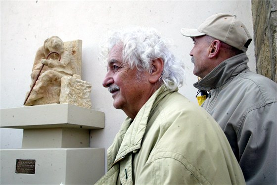 Herci divadla Járy Cimrmana odhalili v Letohrad v roce 2004 svému idolu sochu.