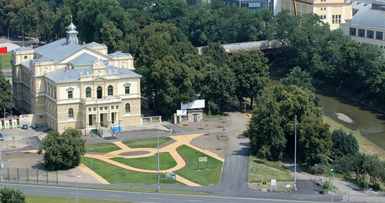 Opravená sokolovna a nová lávka do areálu pivovaru.