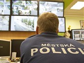 V Ústí mají strážníci čtyři velíny plné obrazovek, vysílaček a záznamových V Ústí mají strážníci čtyři velíny plné obrazovek, vysílaček a záznamových