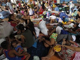 Ze svých domov muselo ped boukami utéct tém 150 tisíc Filipínc.