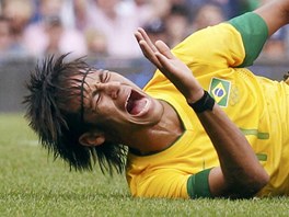 FOTBAL. Výraz bolesti ve tvái brazilského fotbalisty Neymara po stetu s...