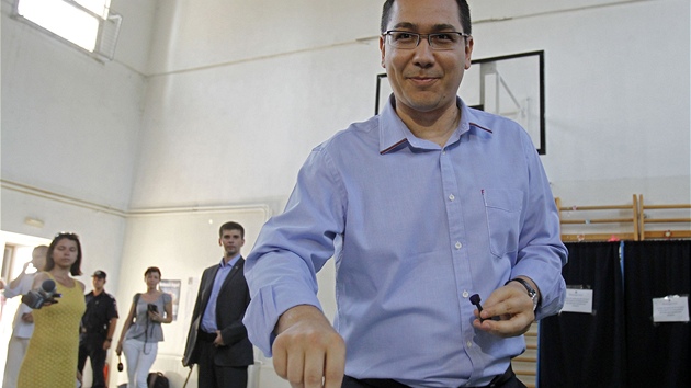 Rumunsk premir Victor Ponta hlasuje v referendu o odvoln prezidenta Traiana Basesca (30. ervence 2012)