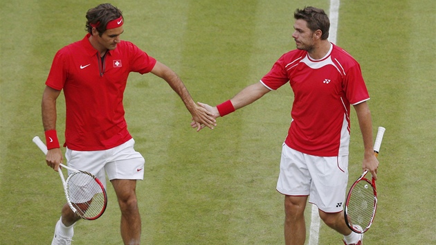 PKN JSME TO SEHRLI. vcart tenist Roger Federer (vlevo) a Stanisla Wawrinka oslavuj spnou vmnu v duelu s japonskou dvojic.