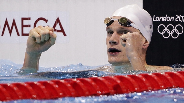 AMPION. Francouzsk plavec Yannick Agnel se raduje ze zisku zlat medaile ze zvodu na 200 metr volnm zpsobem.