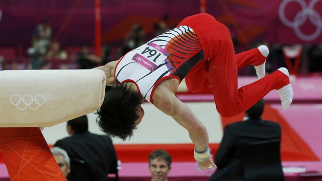 AU! Japonsk gymnasta Kohei Uimura pad z kon bhem soute drustev.