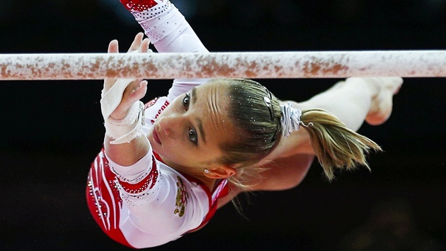 Rusk gymnastka Victoria Komovov pedvd sestavu na hrazd. 