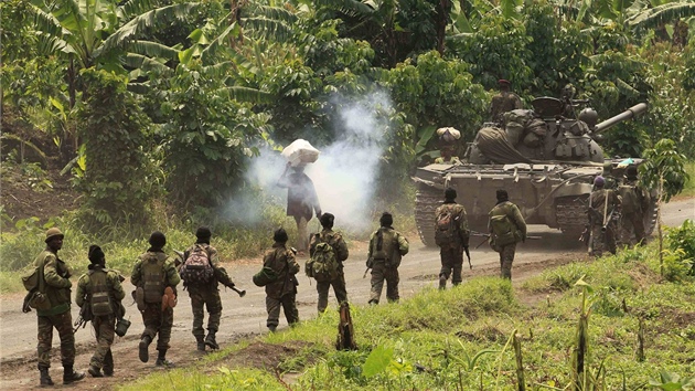 Kont vojci jdou do boje s ozbrojenci ve vchodn sti Demokratick republiky Kongo (26. ervence 2012)