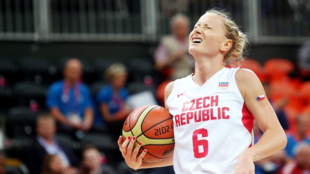 Basketbalistka Kateina Bartoov po prohranm utkn s Tureckem (30. ervence 2012) 