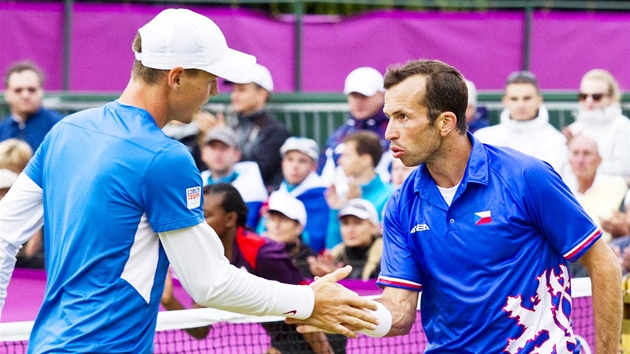 et tenist Tom Berdych (vlevo) a Radek tpnek v utkn tyhry proti italskmu pru. (30. ervence 2012)