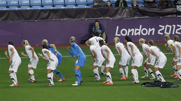 N̎N HAKA. Novozlandsk fotbalistky tan ped zpasem po vzoru ragbist sv zem bojov tanec haka.