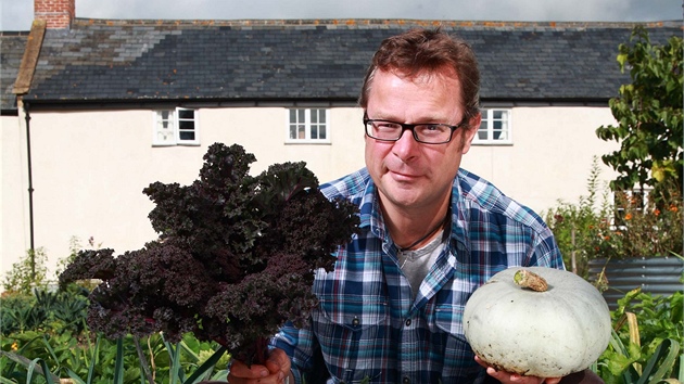 Hugh Fearnley-Whittingstal, zahradnk a a kucha v jedn osob. Co vypstuje, to um chutn pipravit a poradit ostatnm jak na to. 