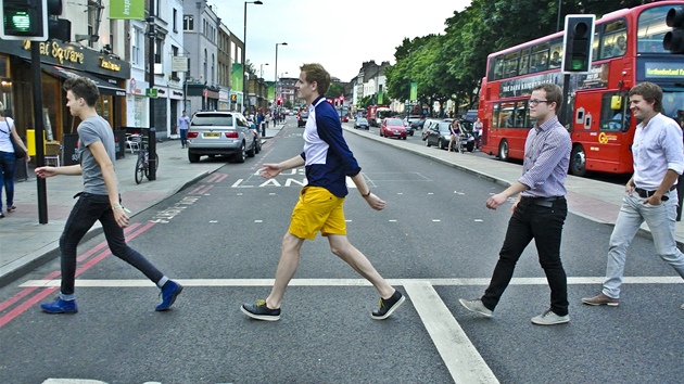 Charlie Straight napodobuj Beatles na londnsk Upper street.