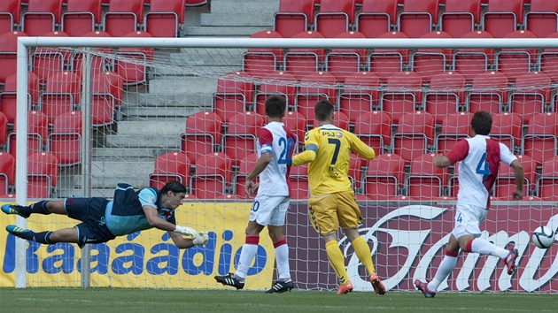 PRVN GL. Kamil ontofalsk na tuhle stelu jihlavskho zlonka Luke Vaculka nestail. A nebyl to jedin m, kter za zda branke Slavie proel.