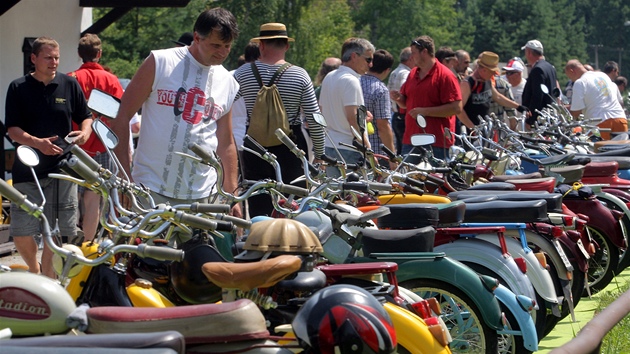 Na srazu moped v jihoeskch Jlovicch obdivovali nvtvnci dv stovky moped.