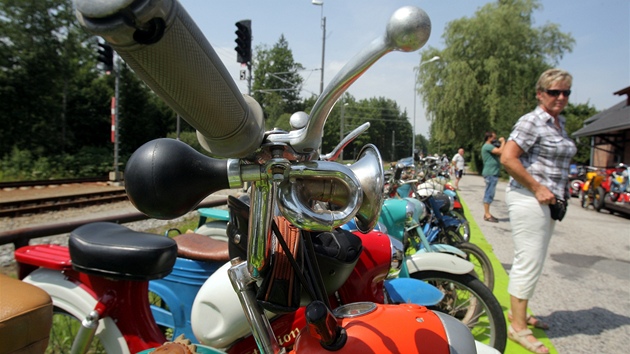 Na srazu moped v jihoeskch Jlovicch obdivovali nvtvnci dv stovky moped.