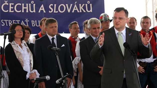 Na Slavnostech bratrstv ech a Slovk na Velk Javoin se letos seli i premir eska Petr Neas a jeho slovensk protjek Robert Fico.