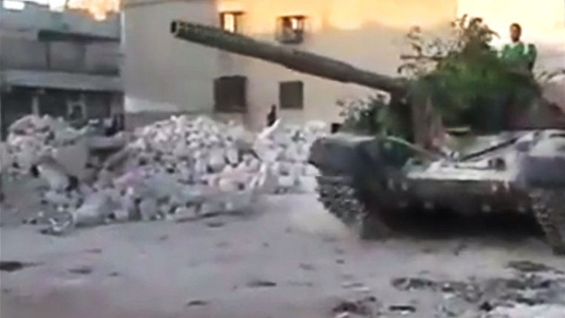 Zbr z amatrskho videa ukazuje tank povstaleck Syrsk osvobozeneck armdy v ulicch msta Aleppo (24. ervence 2012)