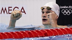 AMPION. Francouzský plavec Yannick Agnel se raduje ze zisku zlaté medaile ze