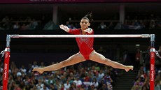 Gymnastka Kyla Rossová pomohla svým vystoupením na hrazd americkému týmu ke
