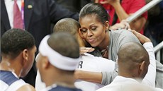 První dáma USA Michelle Obamová se objímá s basketbalistou Tysonem Chandlerem
