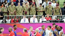 Brittí vojáci sledují konec basketbalového utkání USA vs. Francie. (29.