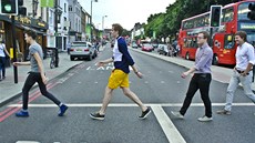 Charlie Straight napodobují Beatles na londýnské Upper street.