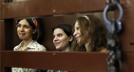 Dv ze tí zadrených lenek Pussy Riot odsoudil ruský soud na dva roky do vzení.