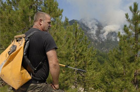 Hasi Ibro Alibasic pozoruje prudké poáry poblí bosenského msta Konjic (9.