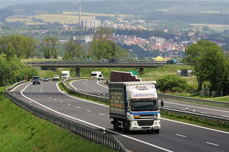 Starostové nkolika mst v kraji podepsali za zruení poplatku na R6 mezi Chebem a Karlovými Vary petici.