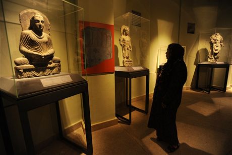 Návtvnice si prohlíí exponáty v Národním muzeu v Kábulu (28. kvtna 2012)
