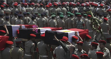 Poheb 16 egyptských voják zabitých ozbrojenci na Sinaji (7. srpna 2012)