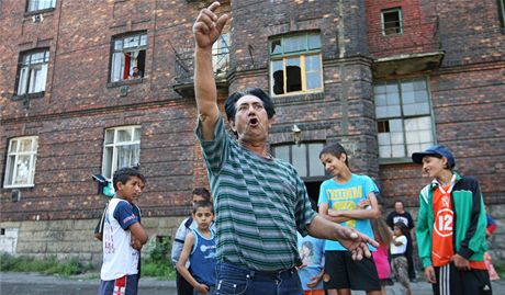 První z dom v romském ghettu v Ostrav-Pívoze musí majitel podle rozhodnutí stavebního úadu zaín ihned bourat.