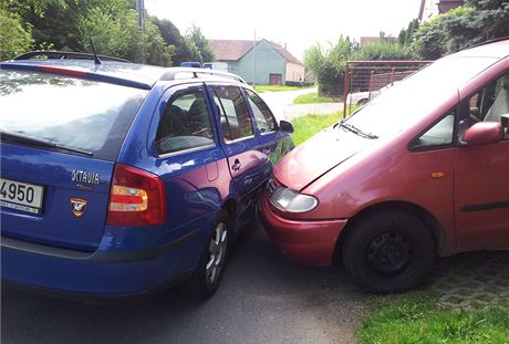 Auto dluníka nabouralo na Lankrounsku sluební vz exekutor. (31. 7. 2012)