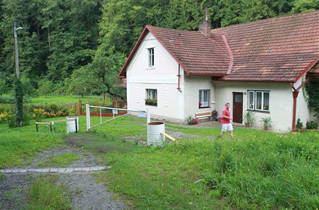 Na cestu, kterou radnice ilegln postavila na pozemku v Domoradicch, dali