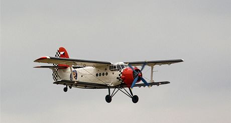 Dvouploník Antonov An-2 na letiti v Hradci Králové. 