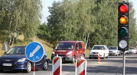 Semafory a stojící automobily. Takový obrázek se u Karviné o nkolik dn oproti plánm protáhne. (ilustraní snímek)