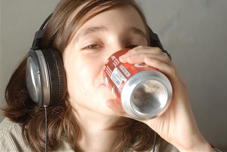 Dti mohou mít po slazených nápojích problémy se zaíváním (ilustraní snímek).